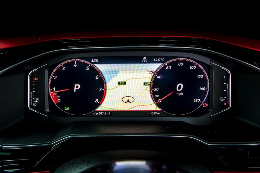Панель приборов Volkswagen Polo GTI 2018 года  (UK) (фото 31 из 35)
